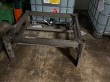 un grand conteneur posé sur une table dans un garage