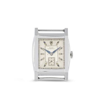 une image représentant une montre carrée en argent dont le cadran est orné de chiffres romains