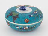 une petite boîte bleue ornée d'un motif floral