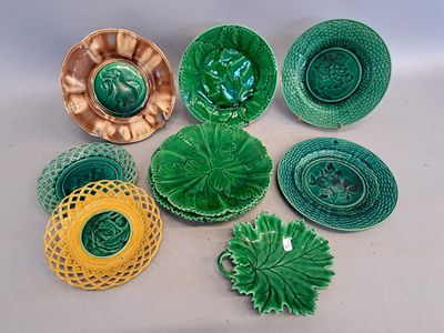 de nombreux plats et bols verts et jaunes sur la table
