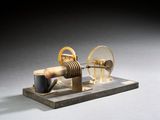 une petite maquette de machine à vapeur posée sur une table
