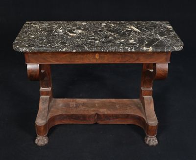une table avec un plateau en marbre et un piètement en bois