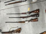 beaucoup d'armes à feu qui traînent par terre