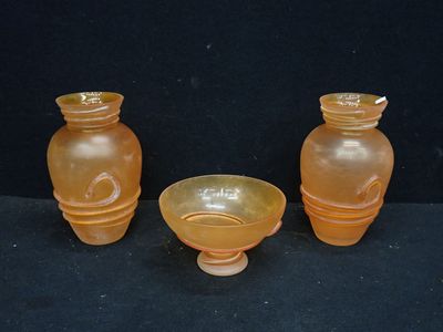 trois vases posés sur une surface noire