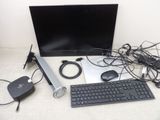 un clavier, une souris, un tapis de souris et d'autres appareils électroniques posés sur une table