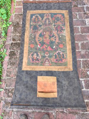 un tapis posé par terre à côté d'une paire de chaussures