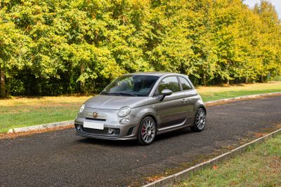 une petite voiture qui roule sur la route