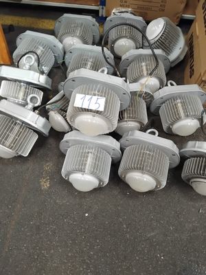 de nombreux types différents de lampadaires posés au sol