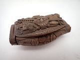 une petite boîte en bois ornée de sculptures sur un fond blanc