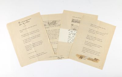 trois vieilles feuilles de papier sur lesquelles il y a des inscriptions, posées sur une table