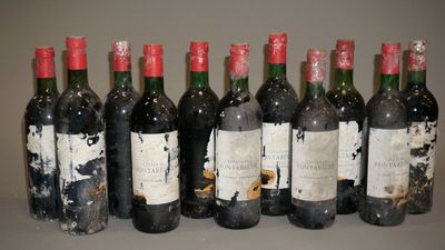 six bouteilles de vin sont alignées sur une table