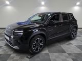 Une jeep noire est garée dans une pièce au sol carrelé en damier.