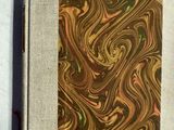 une image représentant un cahier à la couverture marron et un stylo rouge