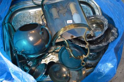un sac bleu rempli de théières et de bouilloires