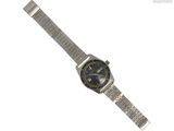 une image représentant une montre sur fond blanc, avec un fond blanc