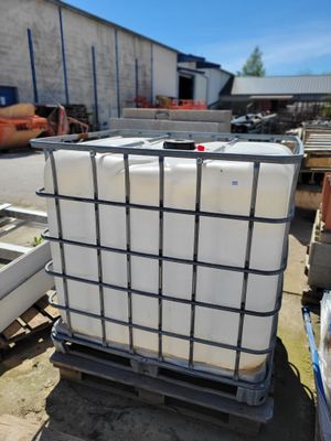 a large container sitting on top of a pallet