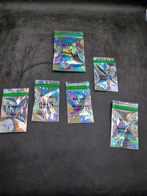 six paquets de cartes à collectionner Pokémon posés sur une surface noire