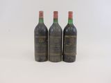 trois bouteilles de vin posées sur une surface blanche