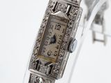 une montre exposée sur un support transparent