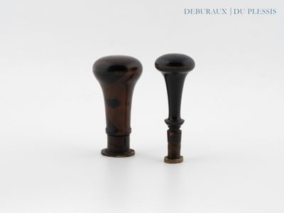une paire de bougeoirs en bois noir sur fond blanc