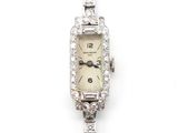 Image d'une montre-bracelet de femme ornée de diamants