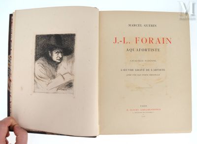 quelqu'un tient un livre sur lequel figure le dessin d'un homme coiffé d'un chapeau