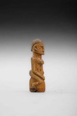 une statue en bois d'un homme avec un chapeau sur la tête
