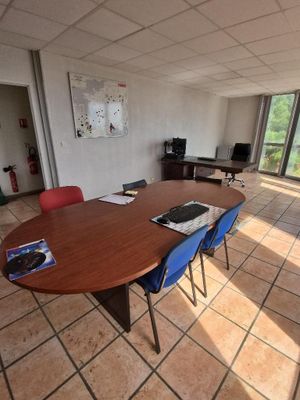 une table et des chaises dans une pièce donnant sur l'extérieur
