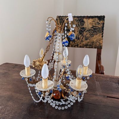 Petit lustre à six bras de lumière, en bronze doré, pampille…