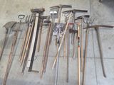 un grand nombre d'outils posés à même le sol