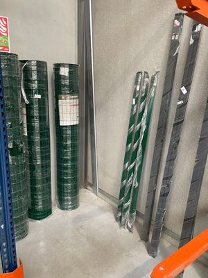 de nombreux rouleaux de plastique vert et orange sur les étagères