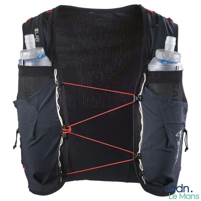 l'arrière d'un sac à dos contenant deux bouteilles d'eau