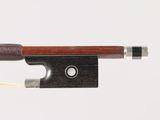 un archet de violon muni d'un repose-archet