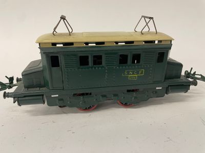 une image représentant un wagon de train miniature vert posé sur une surface blanche