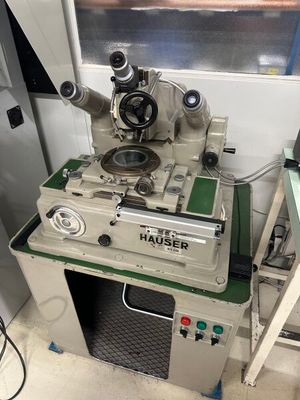 une machine posée sur une table dans une pièce