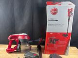 Les outils sont posés sur la table, prêts à être utilisés.