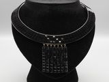 un gros plan d'un collier sur une tête de mannequin