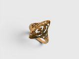 une image représentant une bague en or ornée d'un motif celtique