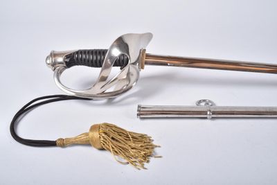 une épée en argent et en or ornée d'un pompon