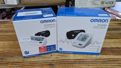 deux boîtes de tensiomètres Omron posées sur une table