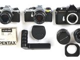 de nombreux types d'appareils photo différents qui sont posés sur la table