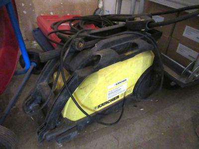 une soudeuse jaune et noire dans un garage