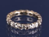 gros plan d'une bague en diamant sur une surface noire