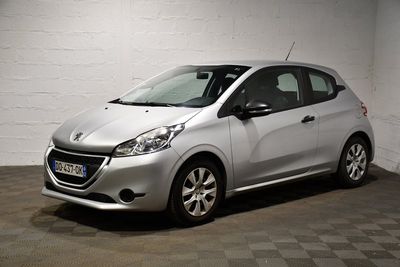 la photo d'une voiture argentée garée dans un garage