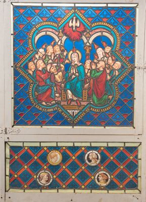 Deux vitraux en verre polychrome et plomb représentant :