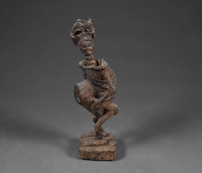 une statue en bronze représentant un homme avec un crâne sur la tête