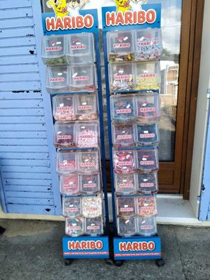 une vitrine de cupcakes devant un magasin