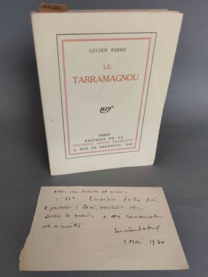 un vieux livre sur lequel est posée une lettre manuscrite, à côté d'un bout de papier