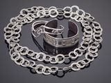 un gros plan d'un bracelet en argent entouré d'une chaîne