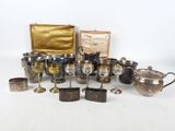 beaucoup d'argenterie sur une table avec un coffret